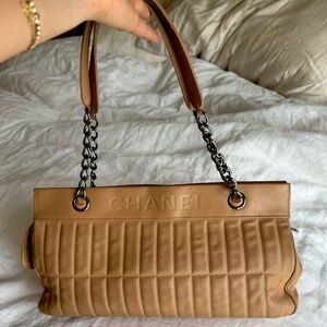 CHANEL LAX Vertical Quilt Shoulder Bag - Carmel Tan Zipper Lambskin Leather